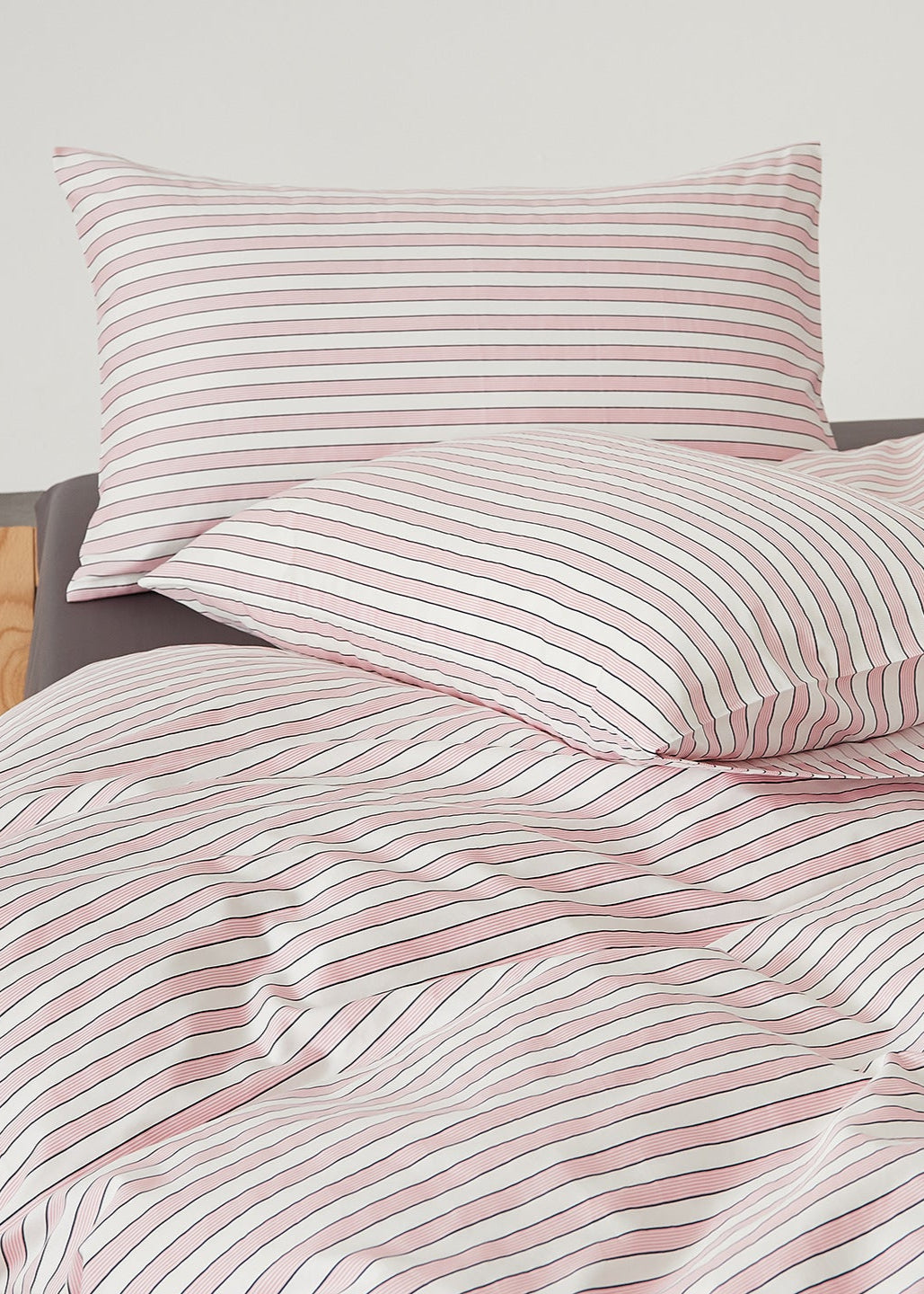 Henry Striped Buttoned Bedding Set / Blue