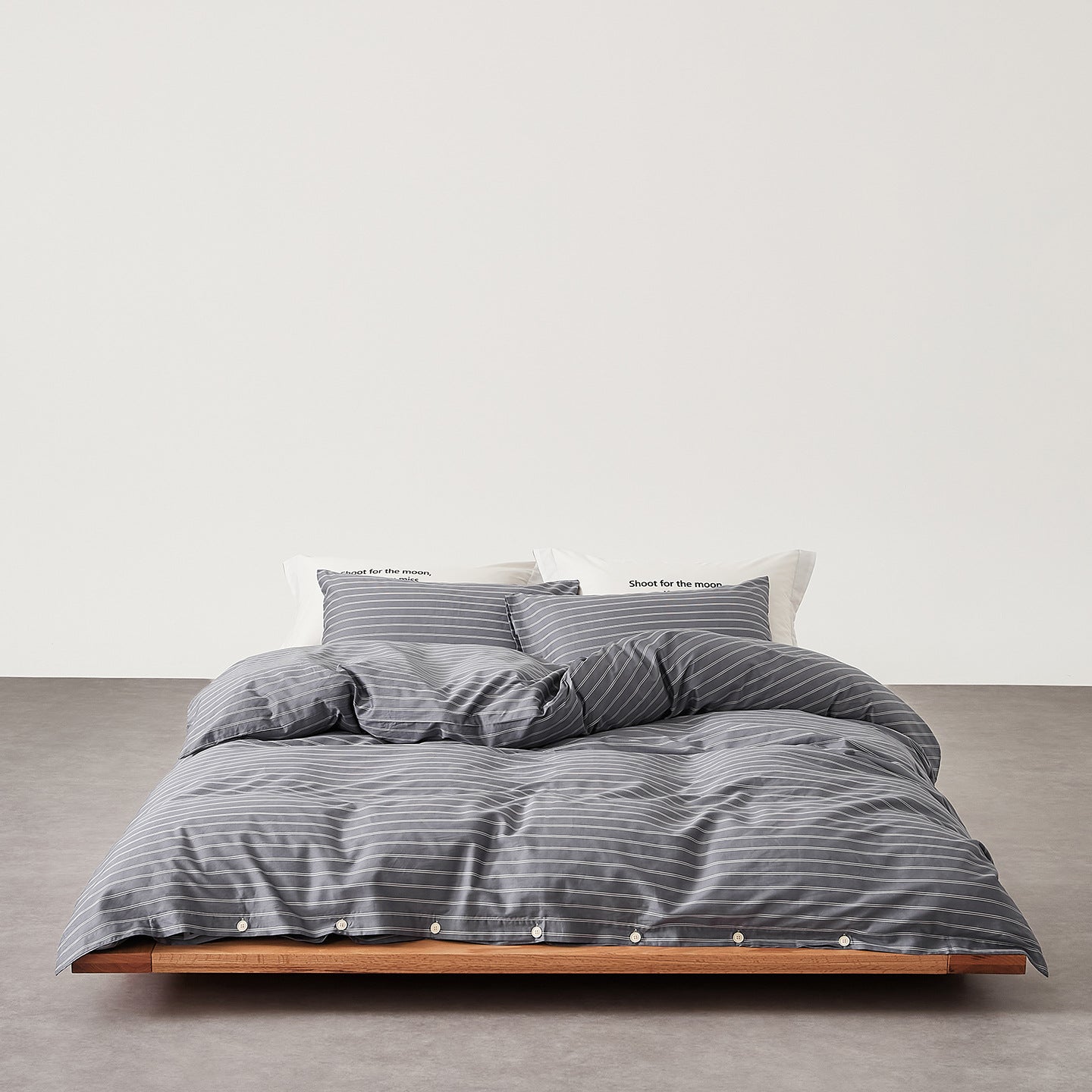 Henry Striped Buttoned Bedding Set / Blue