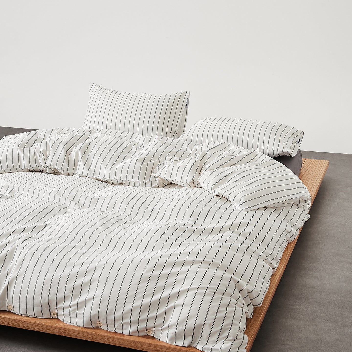 Henry Striped Buttoned Bedding Set / Blue