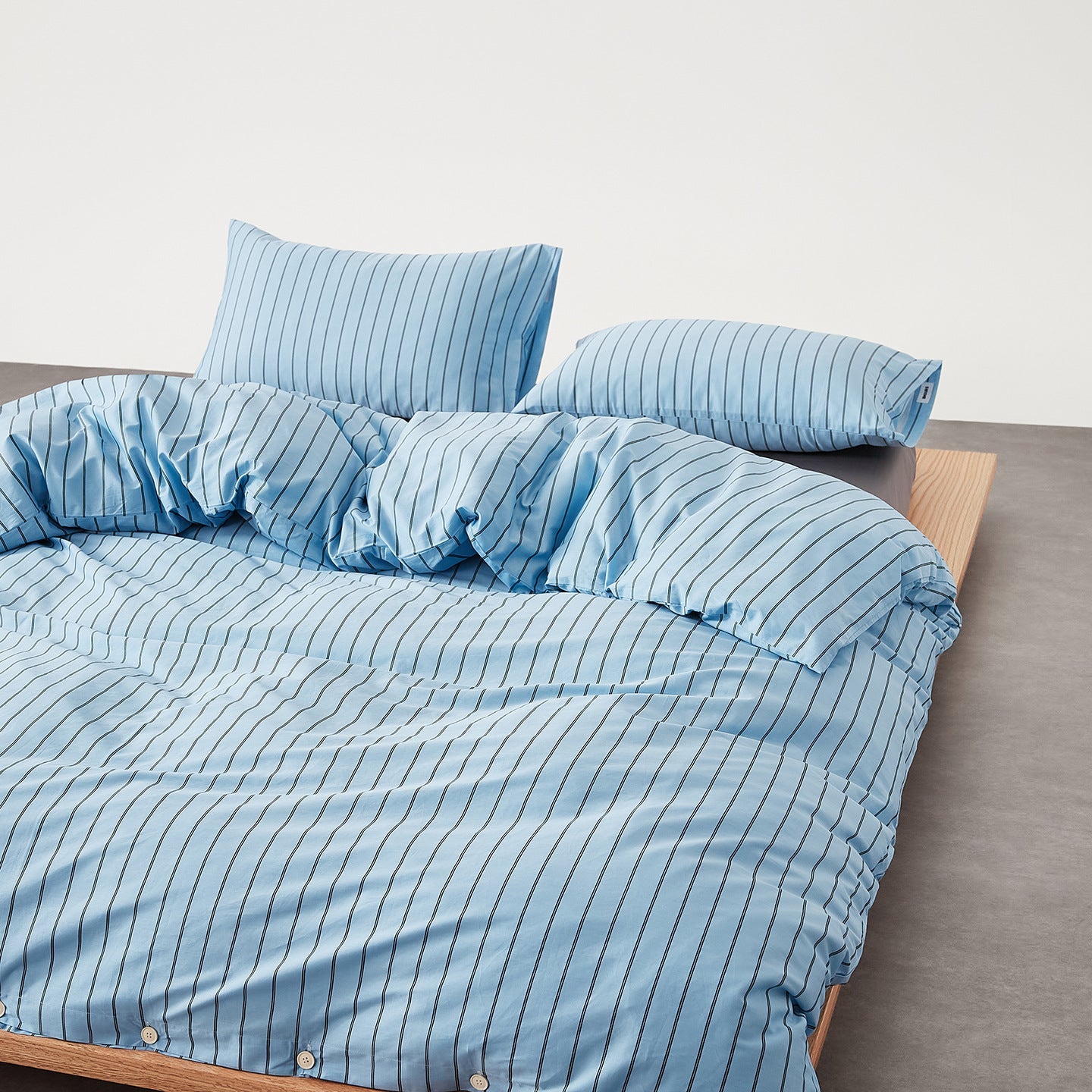 Henry Striped Buttoned Bedding Set / Blue