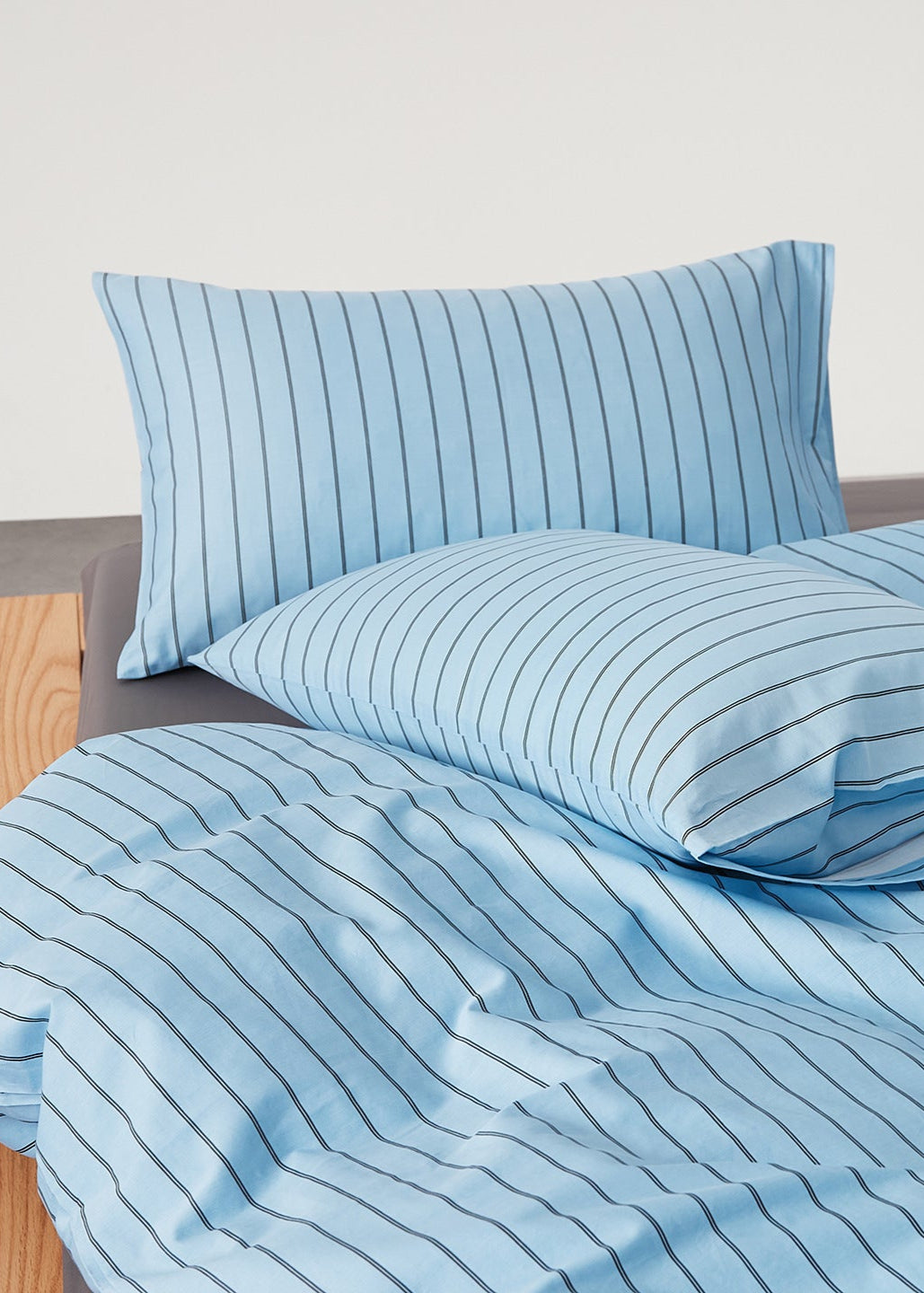 Henry Striped Buttoned Bedding Set / Blue