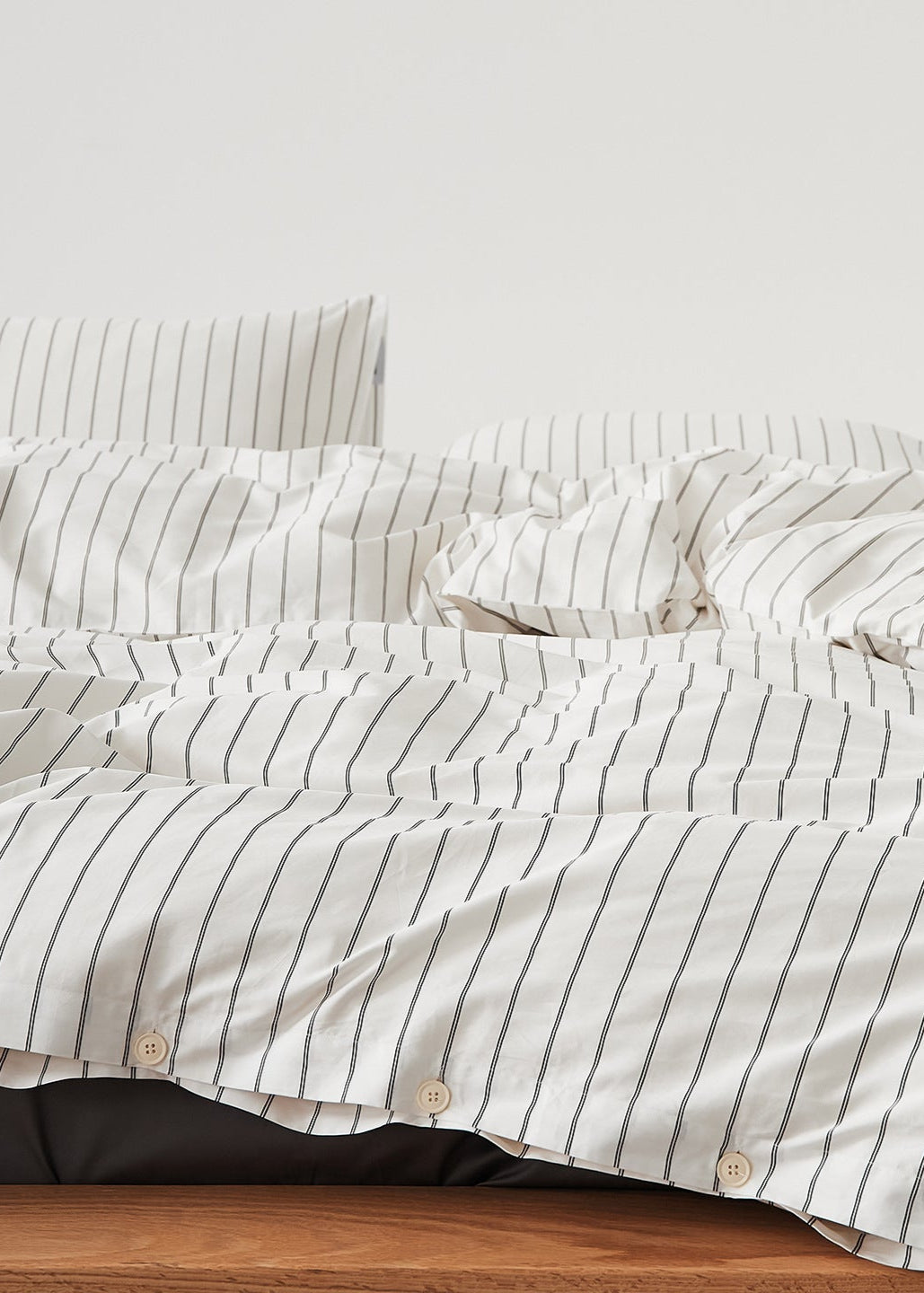 Henry Striped Buttoned Bedding Set / Blue