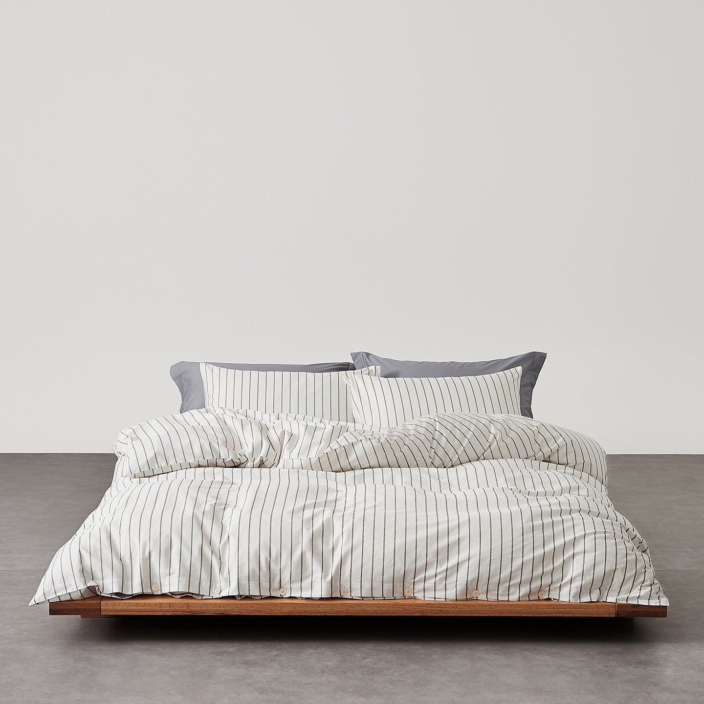 Henry Striped Buttoned Bedding Set / Blue